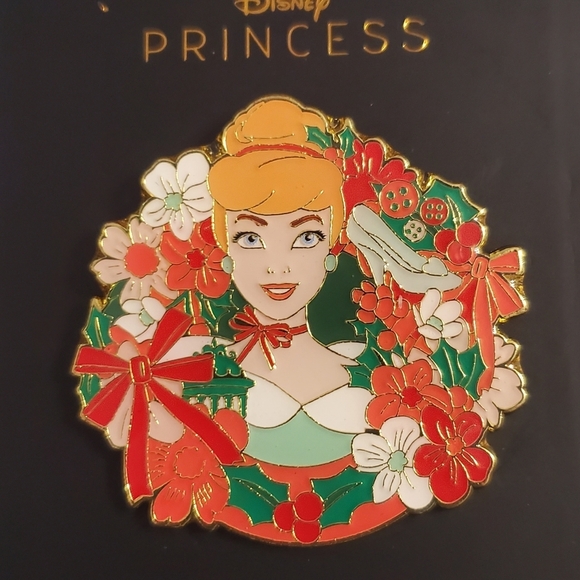 Loungefly Disney Princess Cinderella Wreath Enamel Collectible Pin - Picture 2 of 3